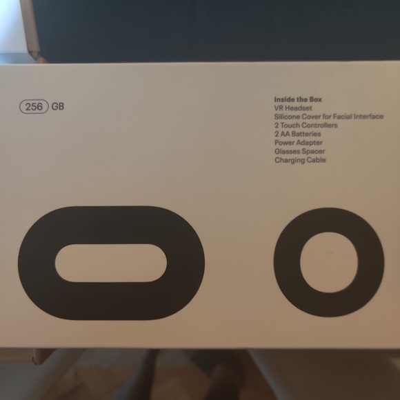 256G Oculus Quest 2 - Picture 2 of 8